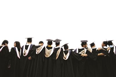 毕业照虽有千万种却始终离不开一套学位服