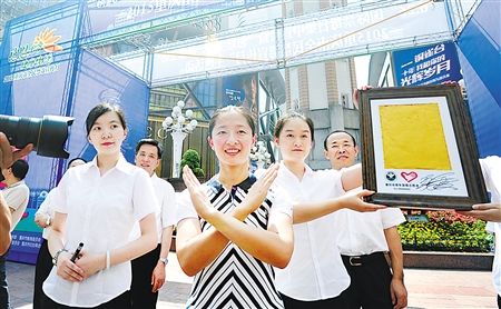 张亚雯(中)资料图/《重庆商报》记者吴珊摄