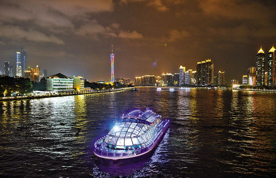 羊城晚报讯 记者马化展报道:昨天,广州大沙头码头一艘新游船"珠江水晶