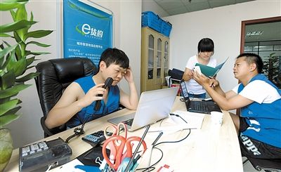 司机坐办公室吹空调老板上街拉货