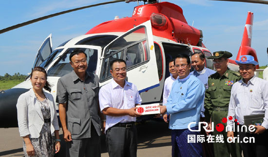 若开邦行政长官吴貌貌翁陪同中信集团袁绍斌副董事长到受灾严重地区