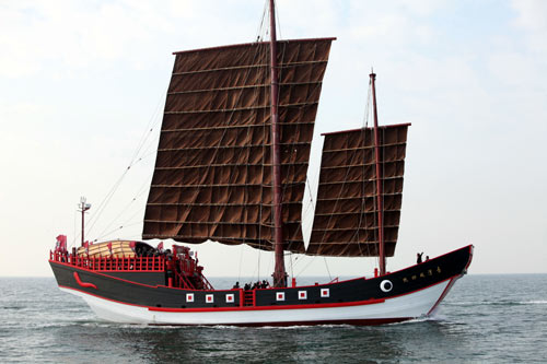 "台湾成功号"首航 重现郑成功登台历史场景(图)