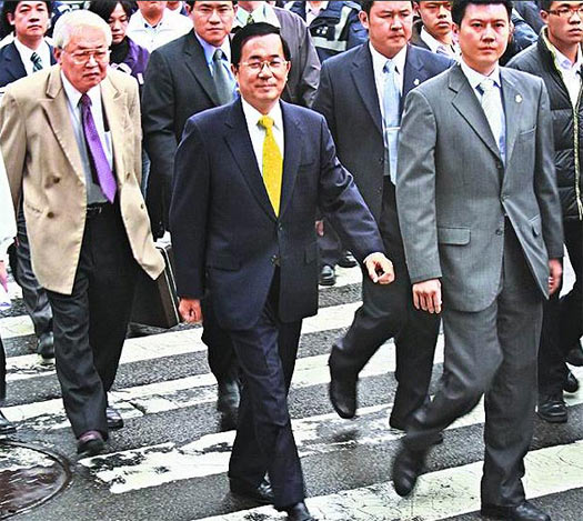 陈水扁狱中三分头曝光 “威风”不减当年(组图)_新闻中心_新浪网
