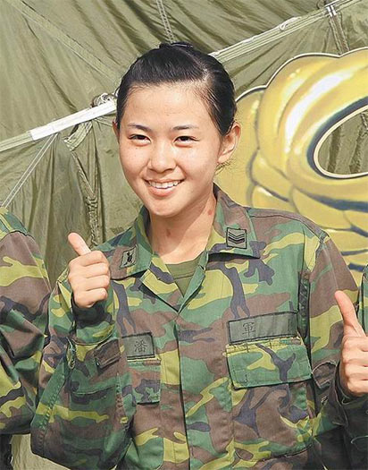 组图台军神龙小组高空跳伞女兵引瞩目