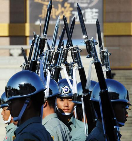 组图台军仪仗队枪操表演动作精彩