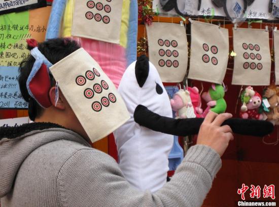 北京新春庙会热卖麻匪面具图