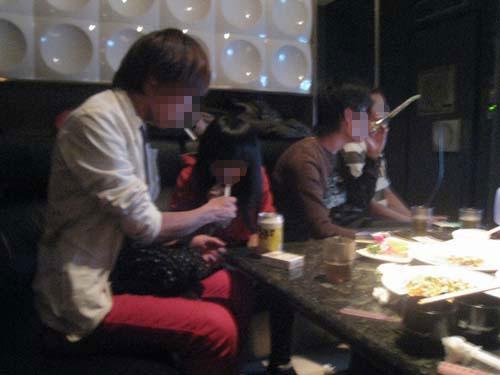 有网友担心,烟里面卷的不是烟草.图片来源:台湾"今日新闻网"