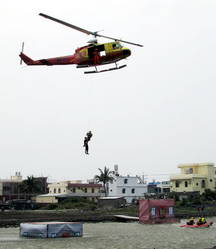 图为空勤队与消防队协力搜救受困水中的民众.