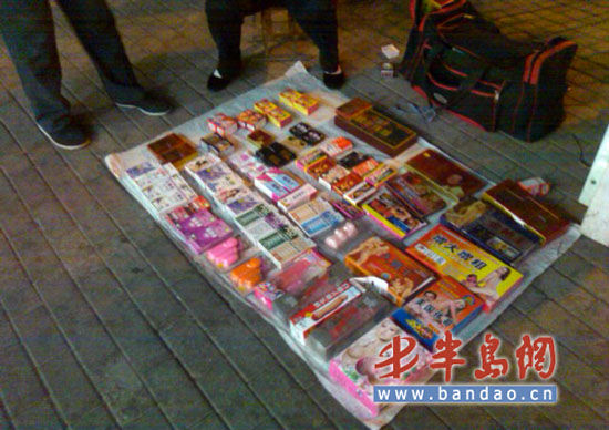 性用品当街卖商贩现场演示 女路人掩面急逃(图)
