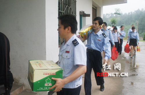 临武县国税税干进敬老院做义工送爱心(图)