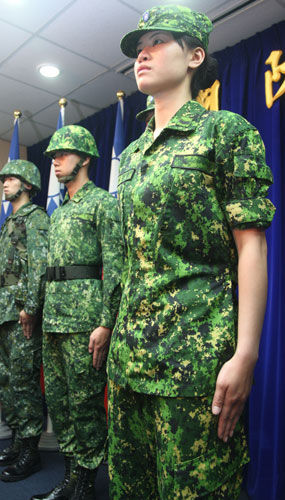 组图:台军展示最新数码迷彩野战服 将逐步换装
