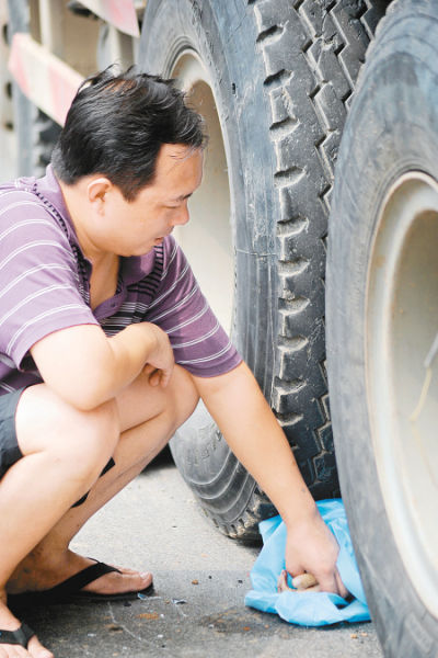 一輛渣土車將一對騎電動自行車的夫妻捲入車輪下,妻子當場死亡