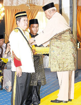 积极造福社会 马来西亚25华裔受封拿督勋衔(图)