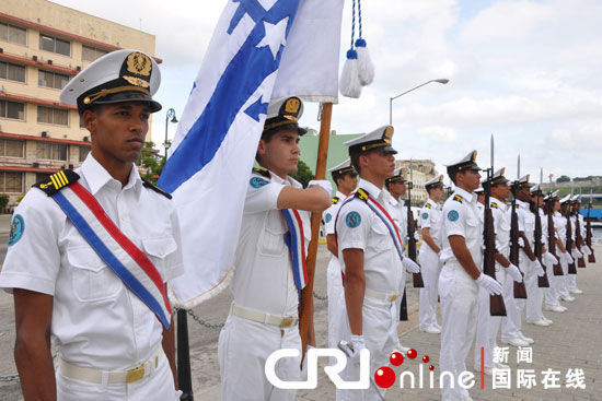 "和谐使命-2011"任务官兵参观古巴海军训练舰(组图)