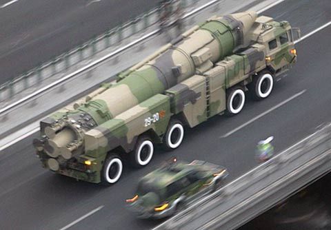 资料图:中国东风21中程导弹车队.