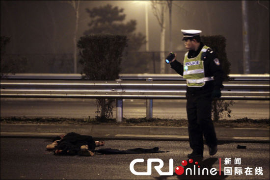 北京一警车出车祸 驾车民警身亡嫌犯逃脱(组图)