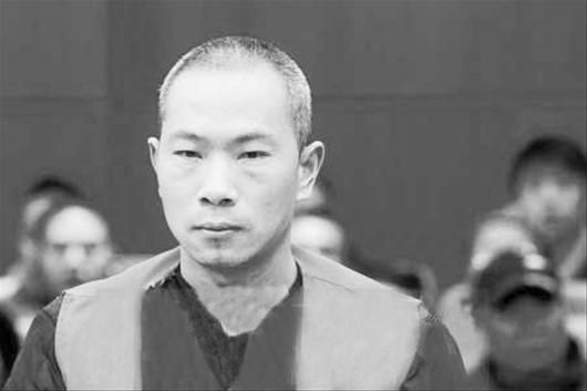 楚天金报讯 图为:审判现场的于凡后悔不已