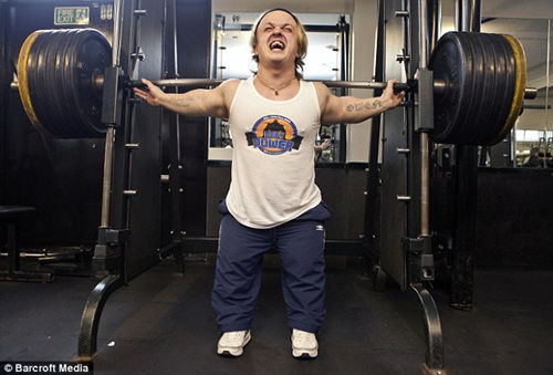 欧文常年坚持健身,虽然体重仅为69公斤,但却能举起165公斤重的物品