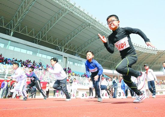 市南区实验小学举行的春季田径运动会正在热火朝天地进行,随着发令枪