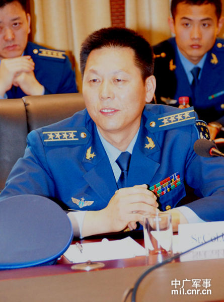 师长刘文起大校,认真回答驻华武官提出的每一个问题