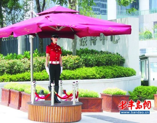 豪华小区配美女保安 1天站4小时工资三千(图)