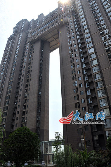 南昌一大楼酷似七分裤引网友调侃图