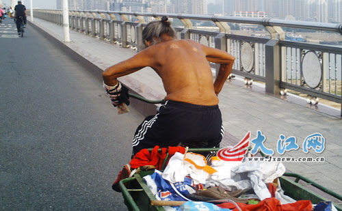 穿衣服太热了南昌八一桥惊现上身赤裸老太图