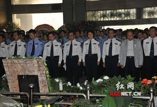 > 正文  (湖南省交警总队高支队潭邵大队娄底中队民警李晓峰.