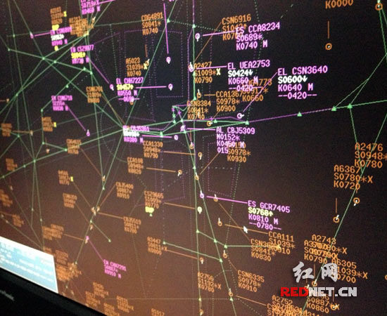 (长沙机场航空雷达屏上显示湖南上空穿梭的飞机.