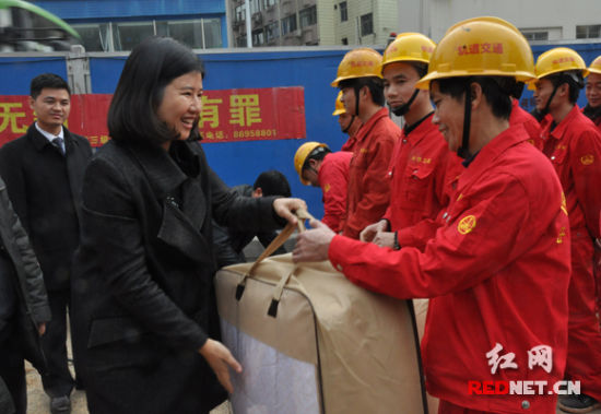 在长沙市轨道交通一号线工地上,共青团湖南省委副书记冯海燕代表