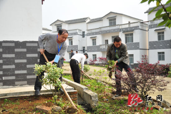 陈景茂带队深入江永刘家庄整治环境卫生(图)