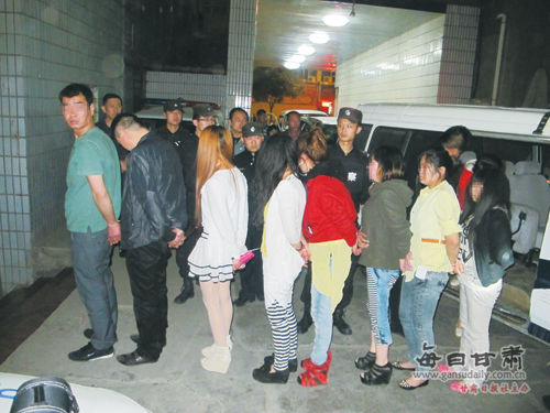 兰州城关警方一夜铲除段家滩14个涉黄"发廊"(图)