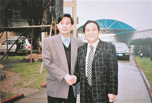 合影,曾成为其"高级顾问"据《新京报》报道 "大师"王林在官场有着自己