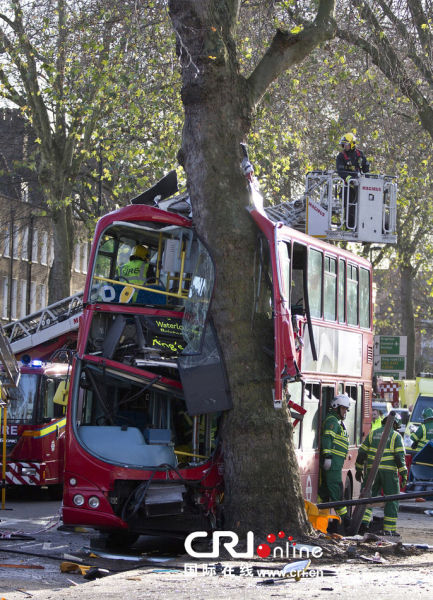英国伦敦发生严重公交车祸31人受伤其中2人垂危组图