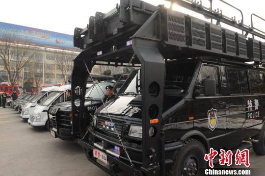 24辆由头戴贝雷帽的特警驾驶,车身标注"ptu"字样编号的巡逻车在忻州市