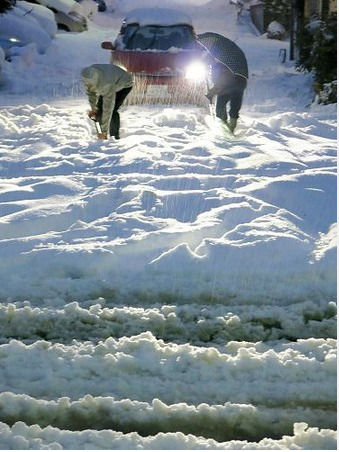 日本關東大雪致3人死富士山積雪達14米圖