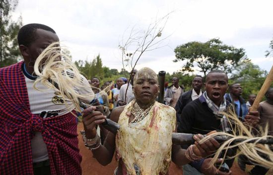 实拍肯尼亚男孩割礼前准备身体涂泥牛肉当衣组图