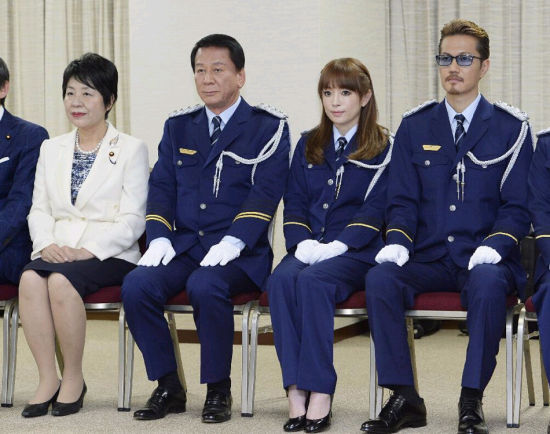 法务相上川阳子,歌手杉良太郎,歌手滨崎步,exile主唱之一atsushi(从左