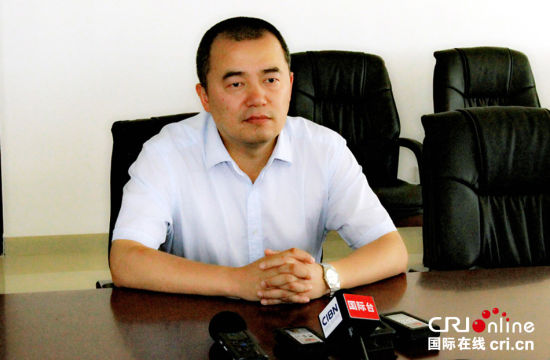 喀什地区发改委党组成员,重点项目管理办公室主任崔文生接受记者采访