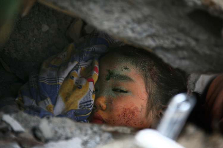 名受伤的少女被压在废墟下