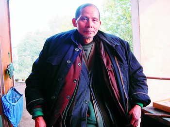 老人穿38件衣服11条裤子仍要烤火(图)