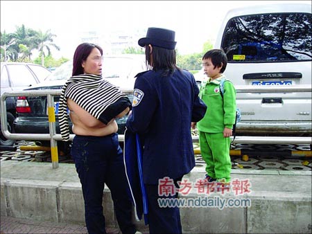 中年女子赤裸上身闹市堵警车2小时(图)