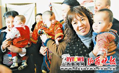 图为亲贤社区的党员在西柳林村慈善爱婴院.本报记者 刘江 摄影报