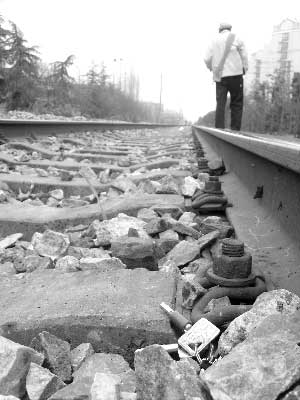 女子睡卧在铁轨上被火车轧成两截