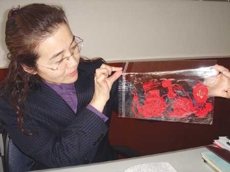 巧手瘫痪女孩剪出全国银奖(图)