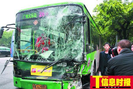 两车追尾后撞向公交车共致23人受伤图