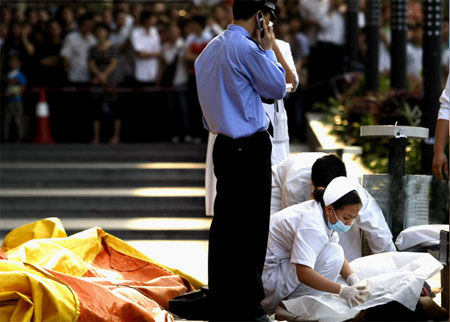 妙龄少女跳楼 群众戴望远镜围观(图)