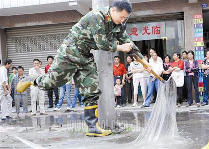 貨車追尾公交 洩露膠水粘人(圖)