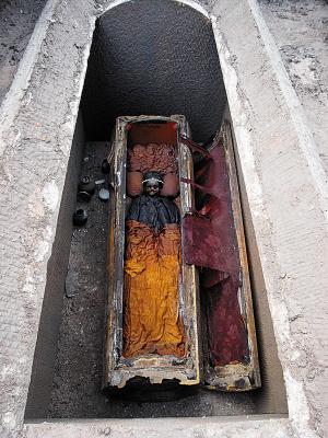 清代古墓中出土的翡翠图片