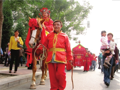 新人举办仿古婚礼新郎骑马新娘坐轿(图)